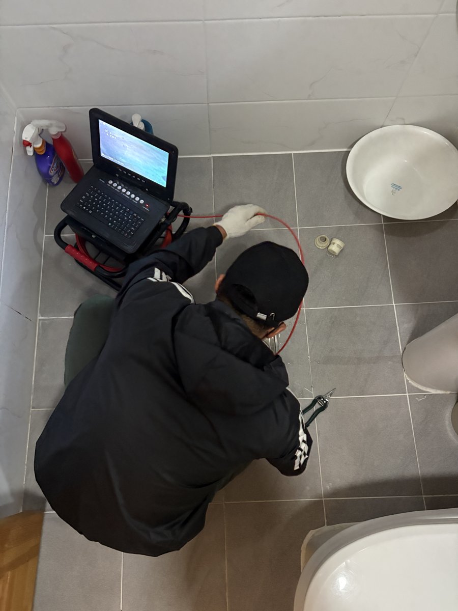 화장실 배수구에 배관 내시경을 넣어 진단