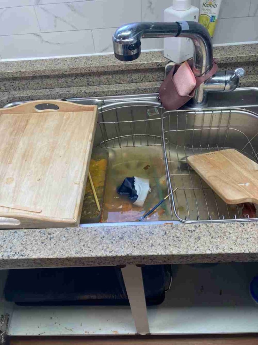 싱크대에 물이 빠지지 않고 그대로 고여 있던 상태