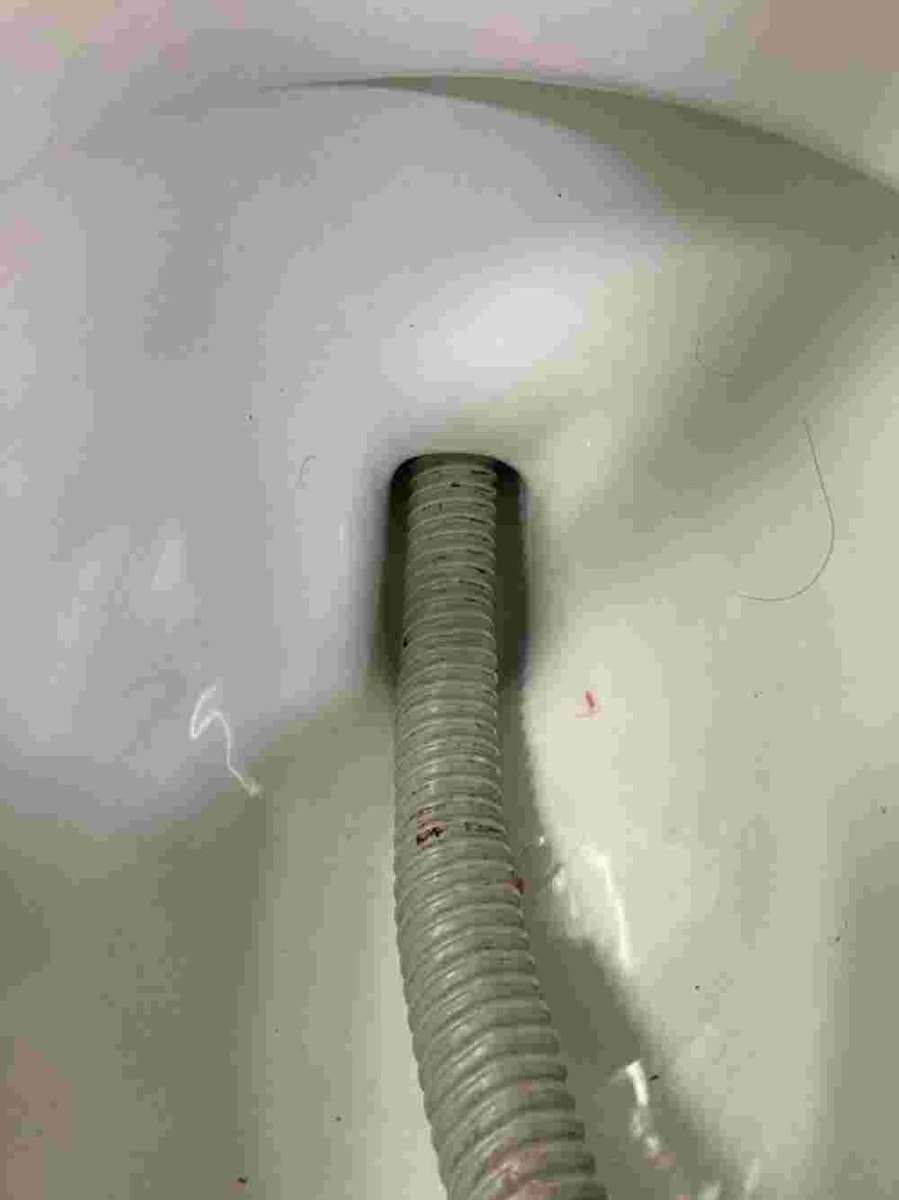 흡입 호스를 변기 배수구에 넣어 석션 작업