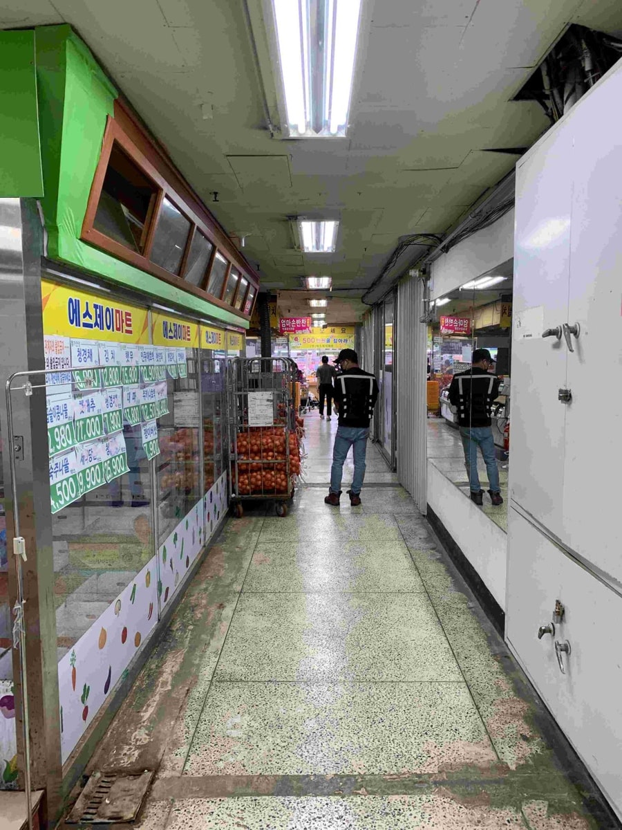 상가 내부 통로 — 역류가 어디서부터 진행됐는지 매장 쪽도 함께 확인